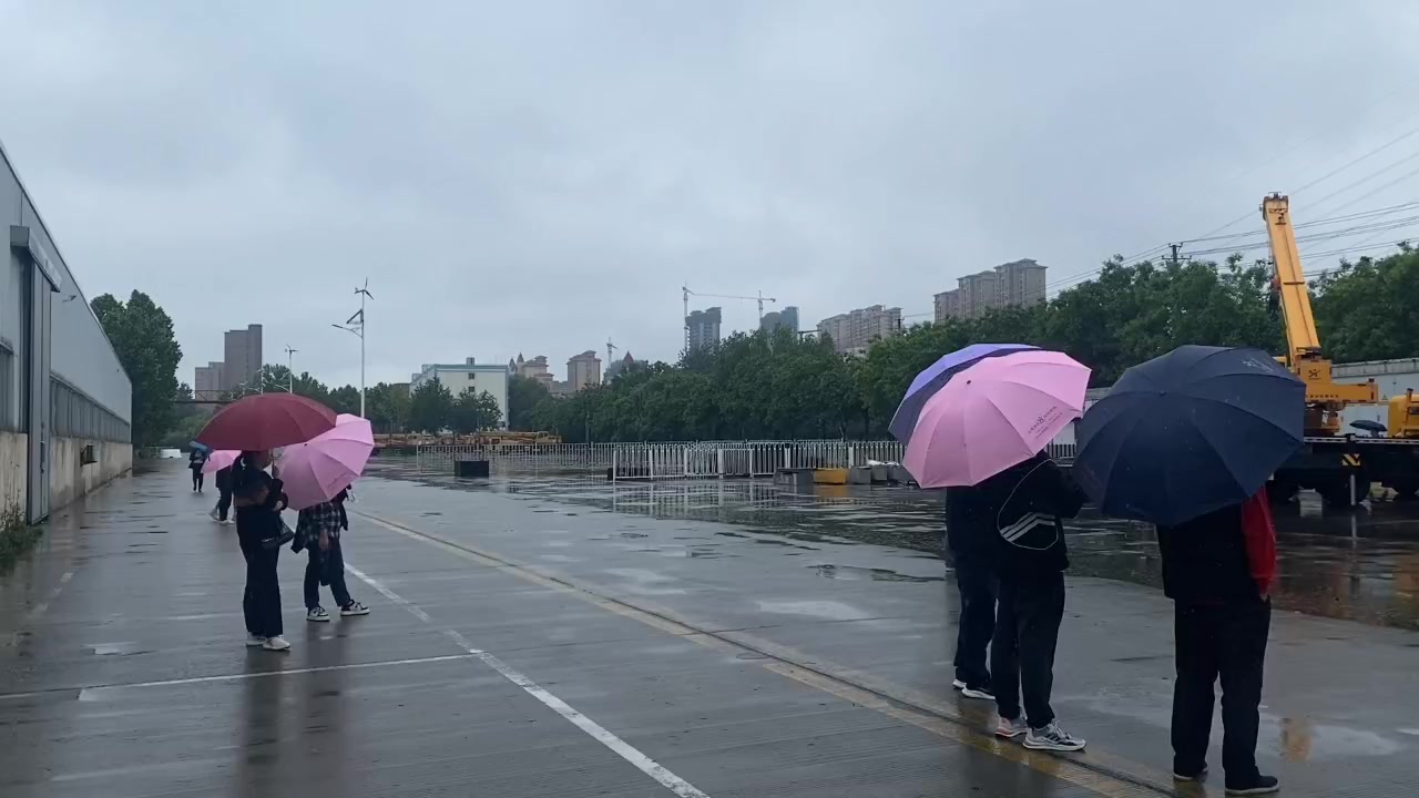 越是下雨越是忙，吊友：雨越大，吊车司机越闲！